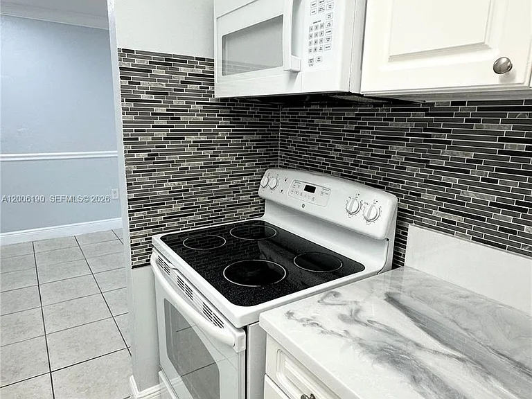 9405 SW 76th St #Y32 — Photo 2