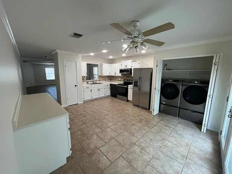 Kitchen with Laundry build in Area