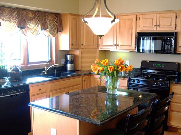 Upgraded kitchen w/ granite, maple cabinets and Bosch/Kitchenaid/GE appliances