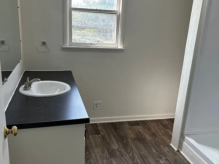 1946 Saint Lawrence Ave — Photo 10