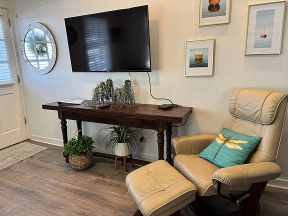 Living room flat screen tv and extra seating.