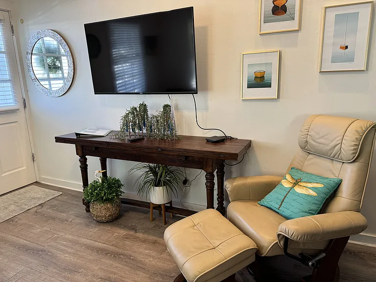 Living room flat screen tv and extra seating.