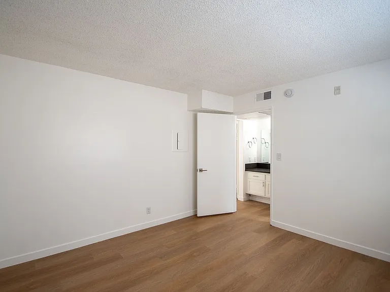 5921 Whitsett Ave — Photo 11