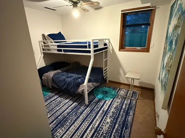 322 Woodlawn Dr APT 2, Pella, IA 50219