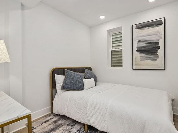 2nd image of 3104 N Sacramento Ave #2