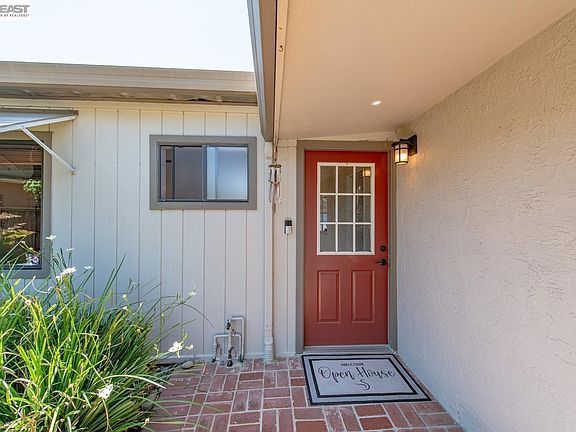 4th image of 42657 Newport Dr