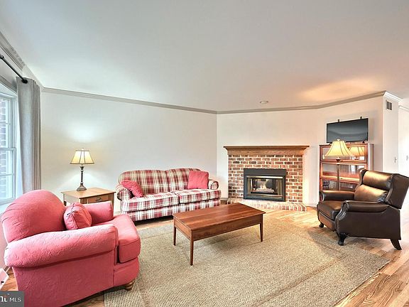 3rd image of 1004 Chambers Rdg #1004