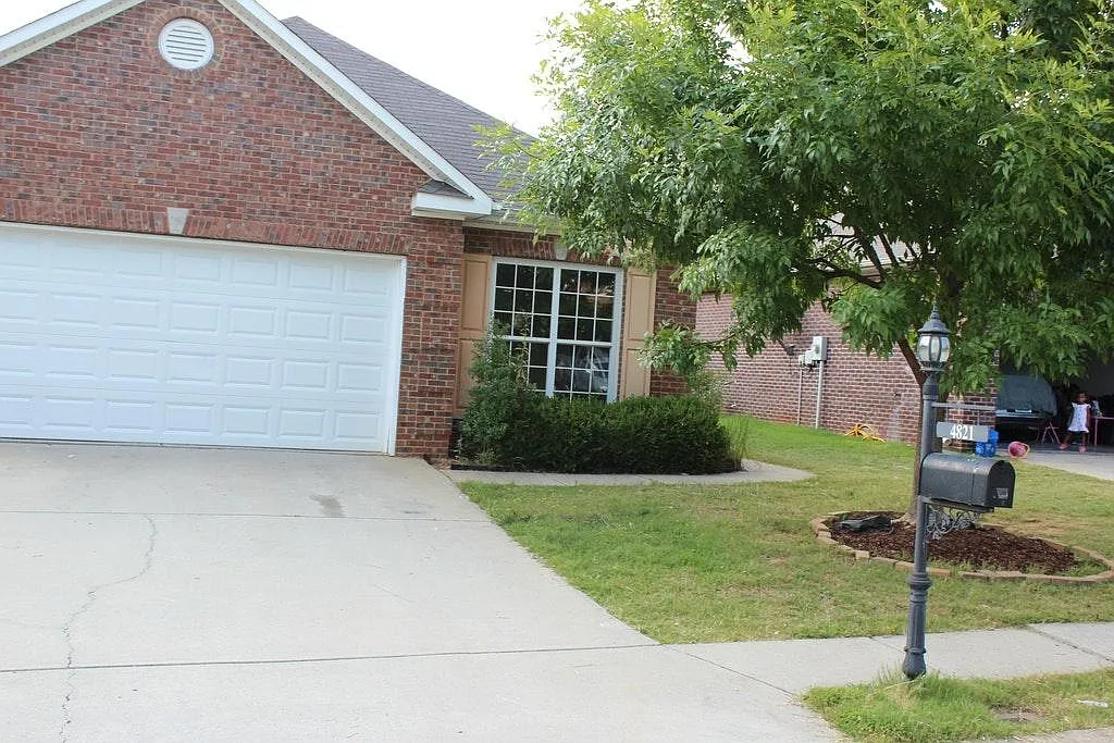 Building Photo - 4821 Longmeadow Dr