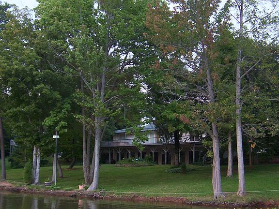 3rd image of 3183 Riverside Dr