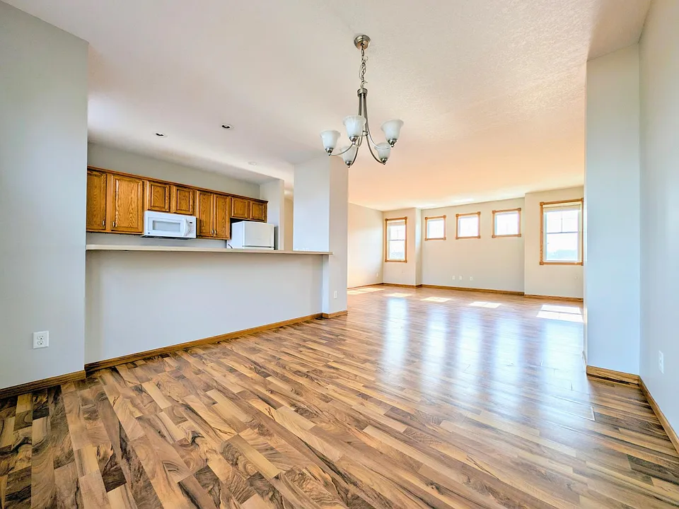 1911 Red Maple Ln