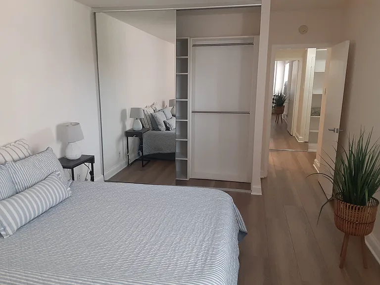 502 Bedroom with mirrored closet doors