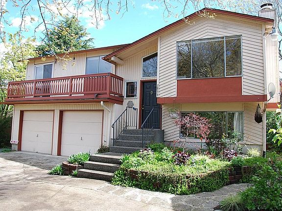 Quite, secluded, easy walk to Lake Washington, parks, and light rail. Main flo