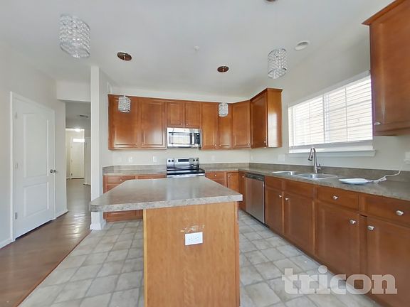 4th image of 15710 Chadsey Ln