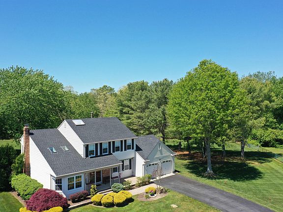 3rd image of 320 Kelly Dr