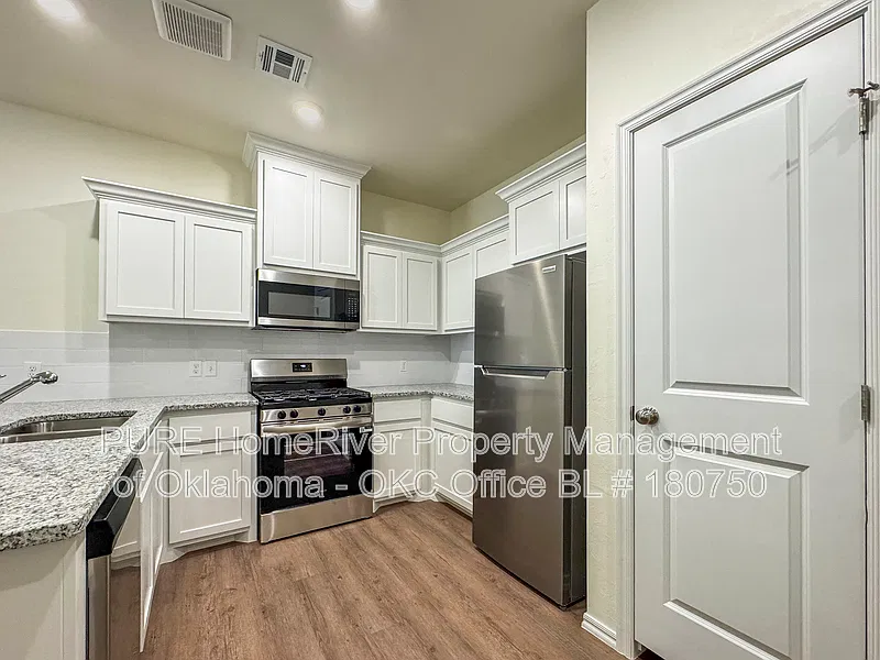 3 bed, 2.0 bath, 1216 sqft, $1,445 — Photo 3