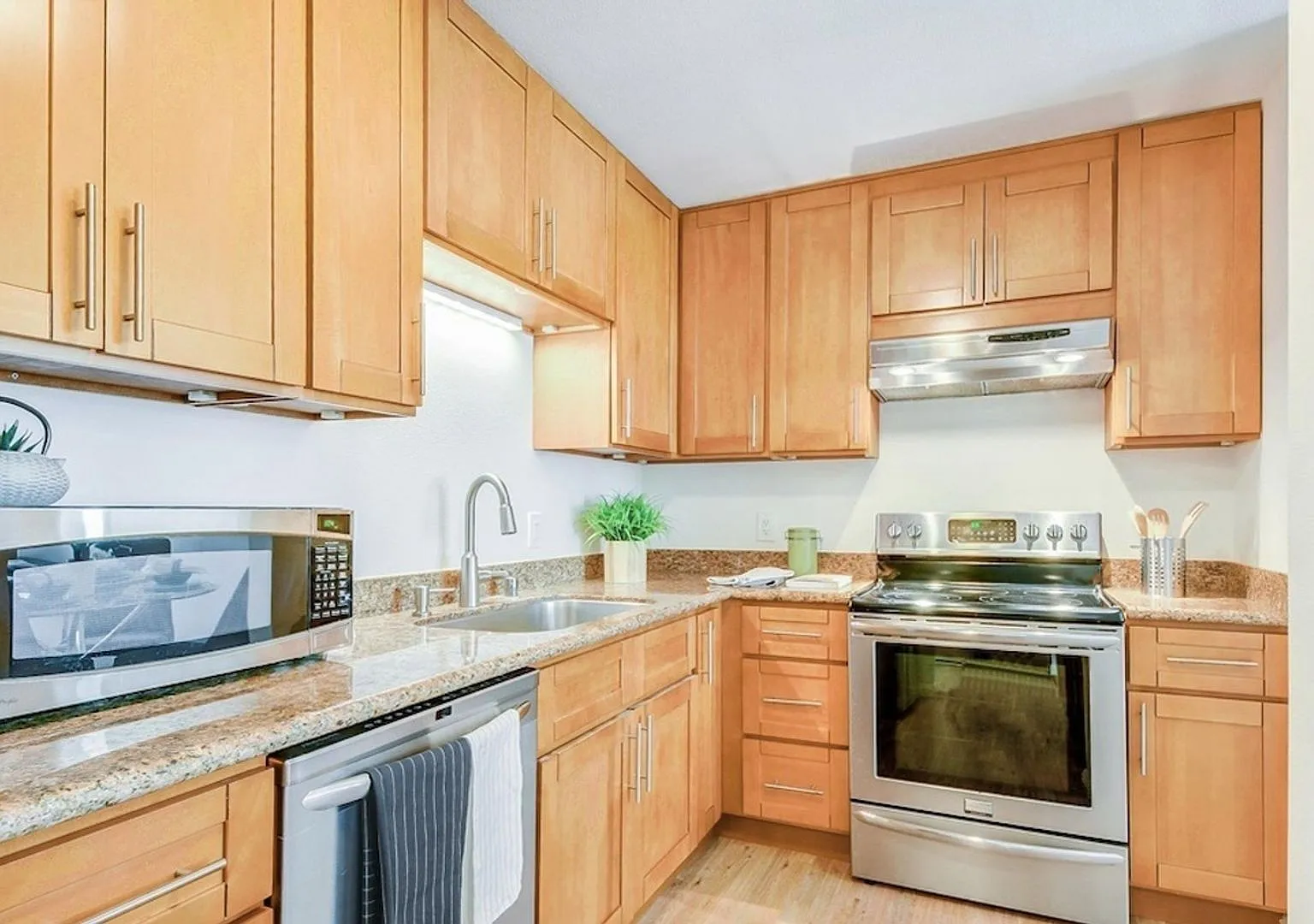 Your Potrero Hill Retreat, with an In-Ground Spa, Walk-In Closet & Bike Storage — Photo 2
