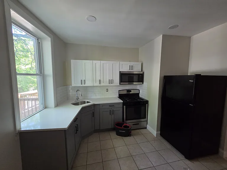 241 1/2 Hawthorne Ave — Photo 3