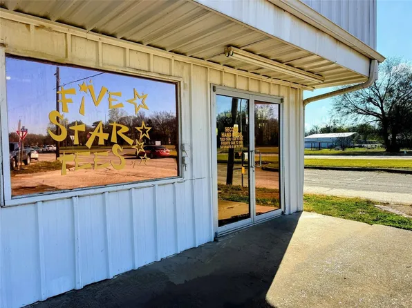 110 N Walnut St, Blossom, TX 75416