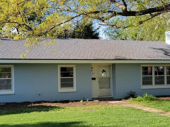 105 Redbud Dr, Winfield, KS 67156