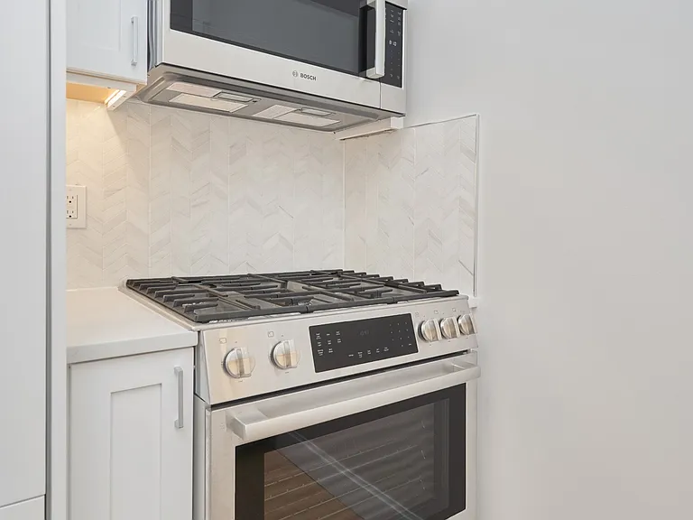 160 Riverside Blvd #7T — Photo 6