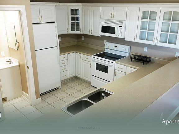 Good size kitchen with plenty of cabinets and counter space