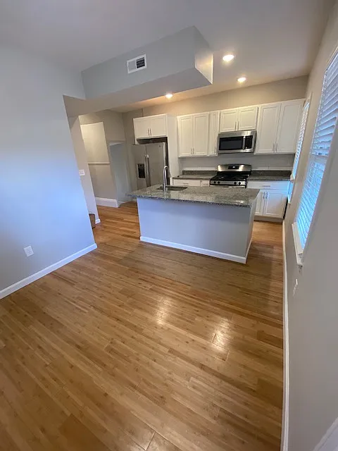 3 bed, 1300 sqft, $3,350 — Photo 1