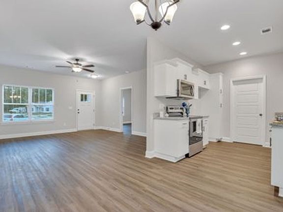 5th image of 135 Smithfield Dr #B