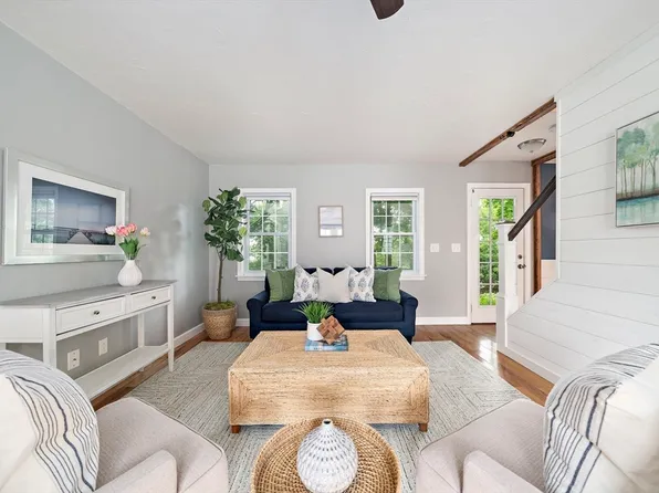 9 Crescent St, Kingston, MA 02364