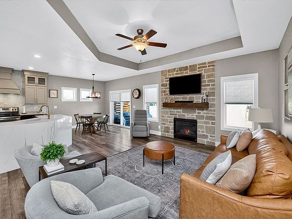 2nd image of 555 NE Meridian Dr
