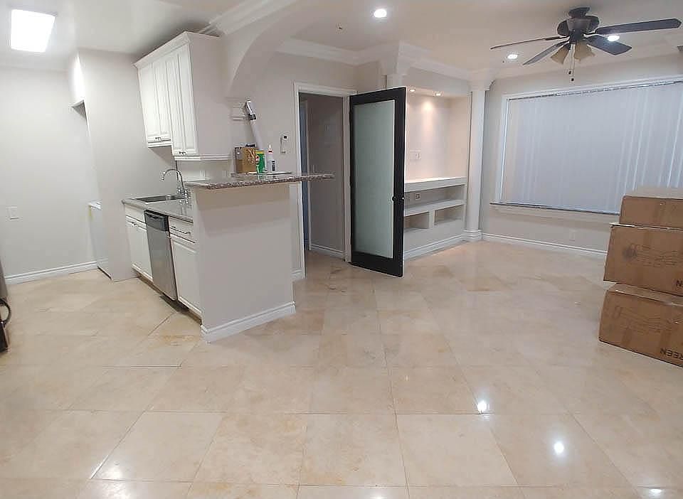 1st image of 2054 Argyle Ave #105