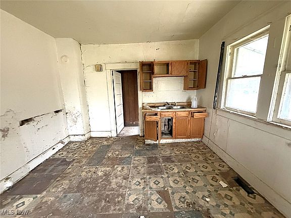 5th image of 812 E Vine St