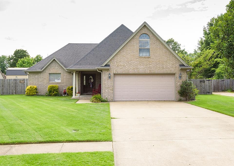 1st image of 208 Wood Trail Cir