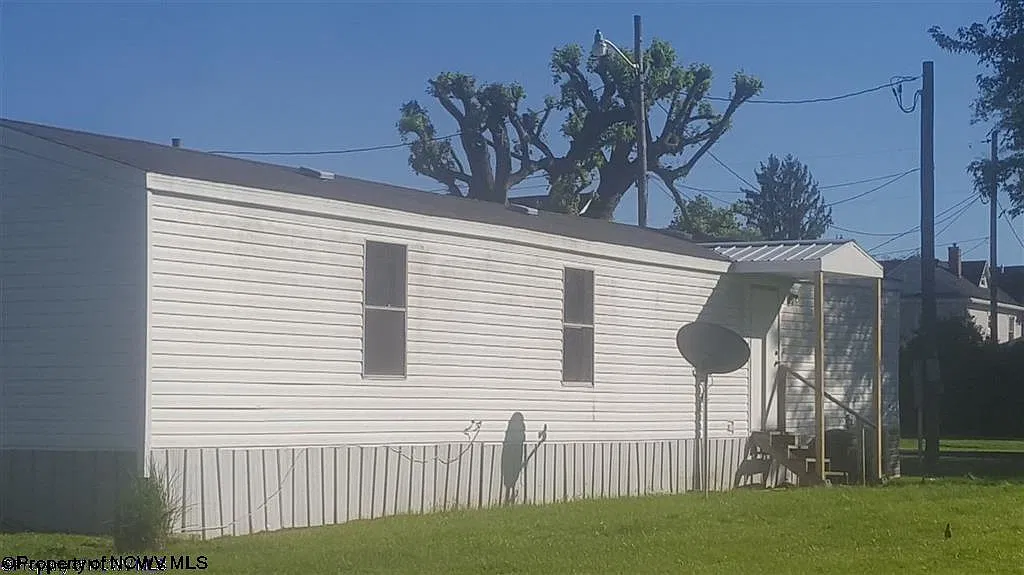 3 bed, 1.0 bath, $900 — Photo 1