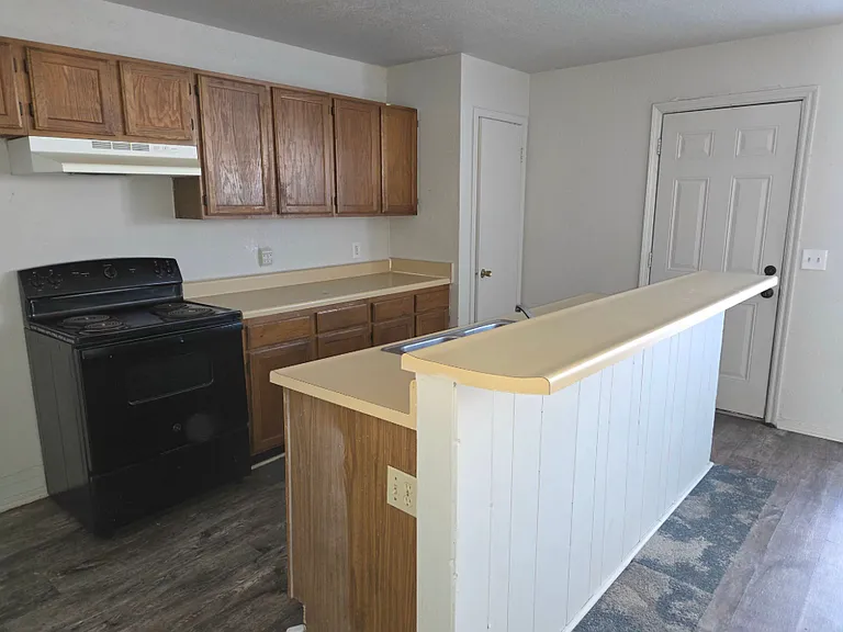 1301 Eastgate Dr — Photo 2