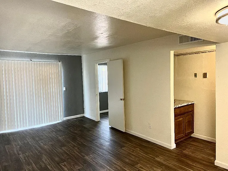 Sundowner Apartments — Photo 4