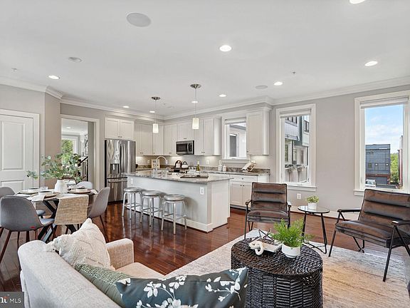 3rd image of 2986 District Ave