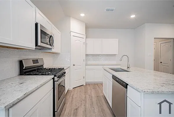 5 bed, 2147 sqft, $2,700 — Photo 2