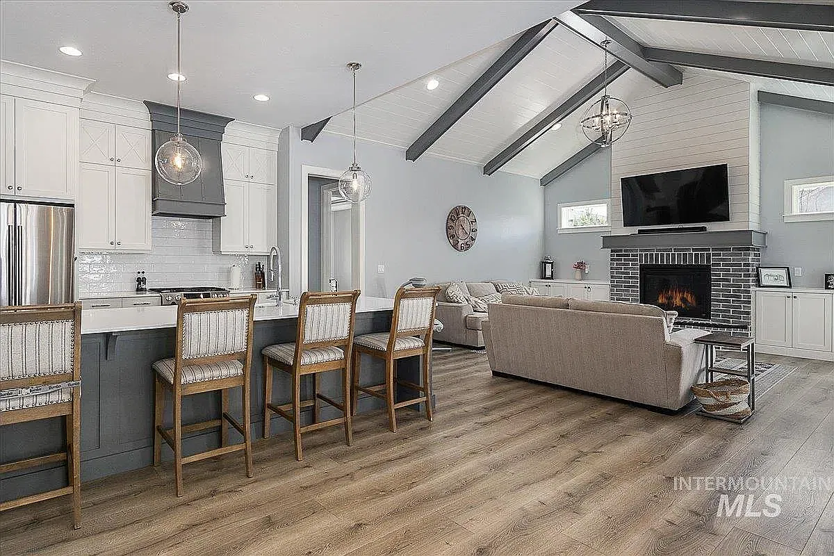 3 bed, 2259 sqft, $3,100 — Photo 2
