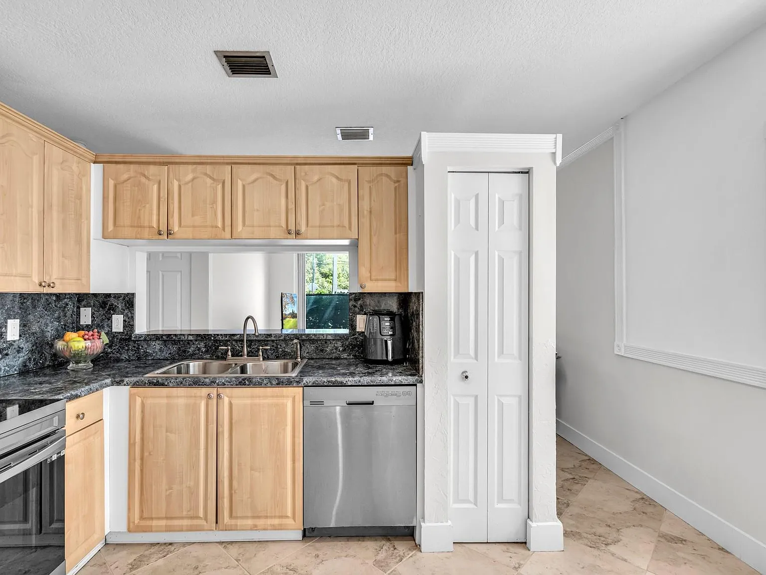 4 bed, 1582 sqft, $5,700 — Photo 3