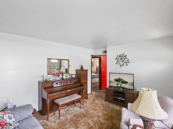 4th image of 1050 Prairie St