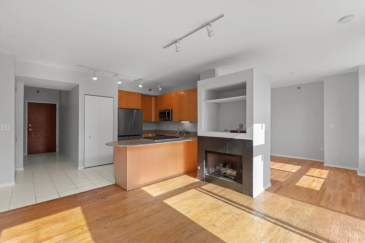 1 bed, 1.0 bath, 650 sqft, $2,300 — Photo 3