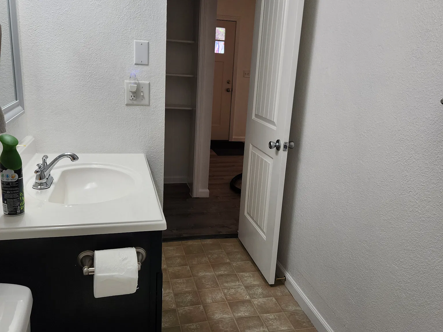 3 bed, 1.5 bath, 1056 sqft, $2,300 — Photo 4