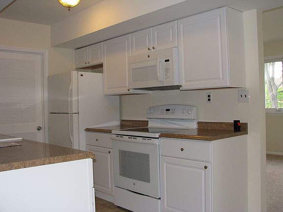 3rd image of 937 Alexandria Dr