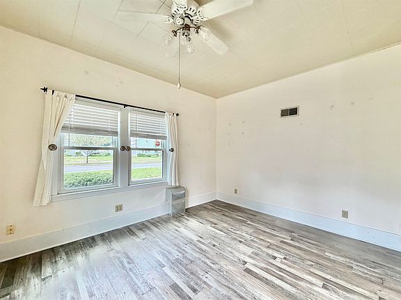 4th image of 317 Allen St
