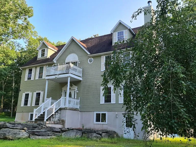 110 Stallion Dr — Photo 2