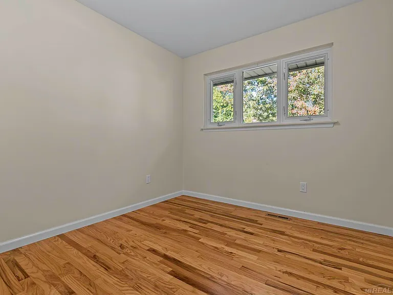 23729 Grove St — Photo 13