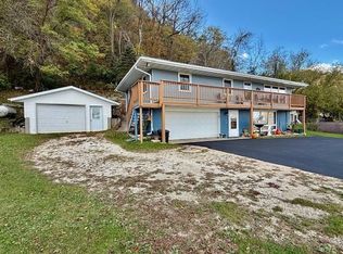 1886 Great River Rd, Lansing, IA 52151