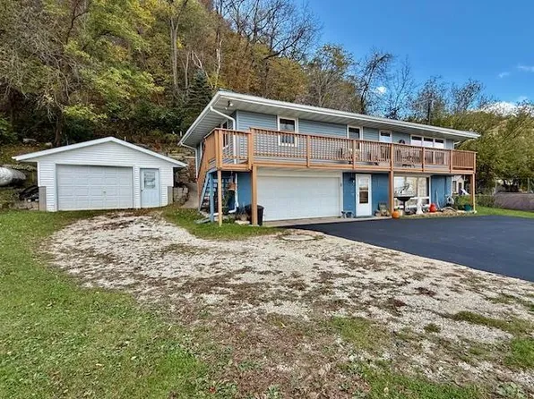 1886 Great River Rd, Lansing, IA 52151