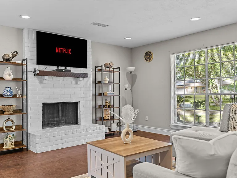 Hickorygate Dr — Photo 10