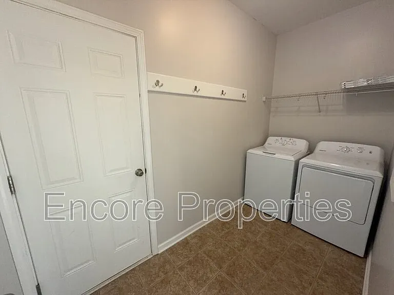 912 Custom Oak Ln — Photo 14